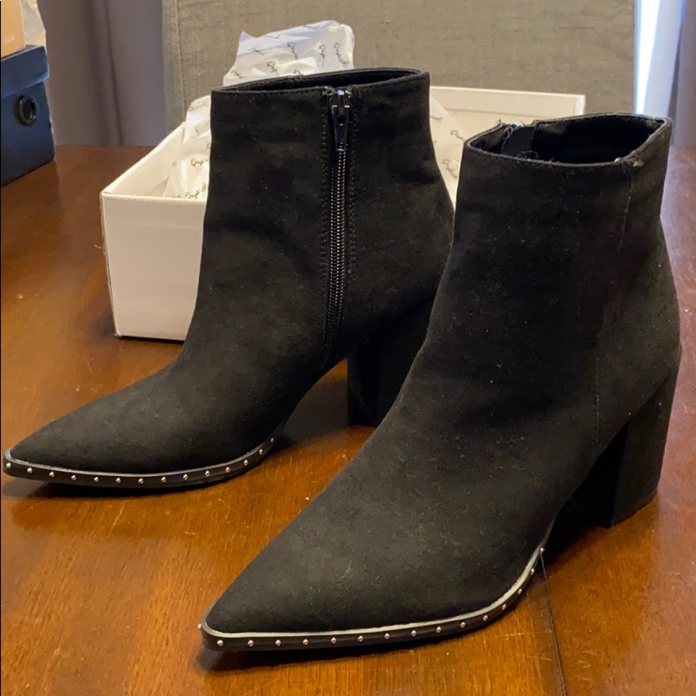 Adorable studded toe faux suede black booties sz 7